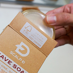 外箱からSAVE SOAPを取り出す様子