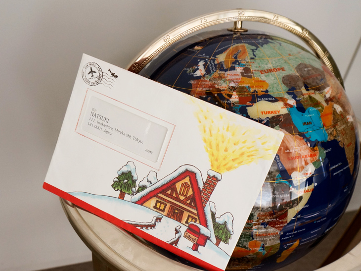 地球儀に乗せられたサンタクロースからの手紙