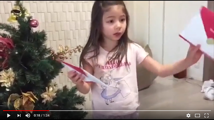 動画キャプチャー、サンタクロースからの手紙を見つけた女の子