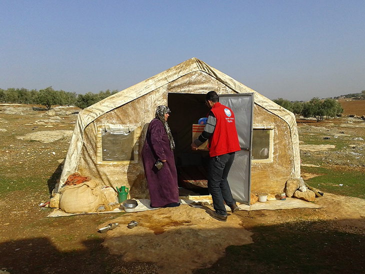 AARの駐在員さんが一緒にお絵描きをする教室。笑顔の子どもたち。壁に子どもたちの絵が貼りだされている。