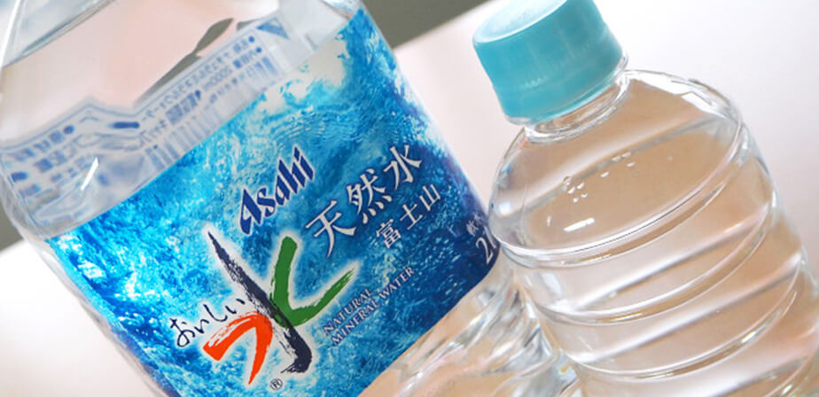 【こんなの待ってた！】アサヒのおいしい水がラベルレスで販売。100ml 少ない理由が粋なんです。